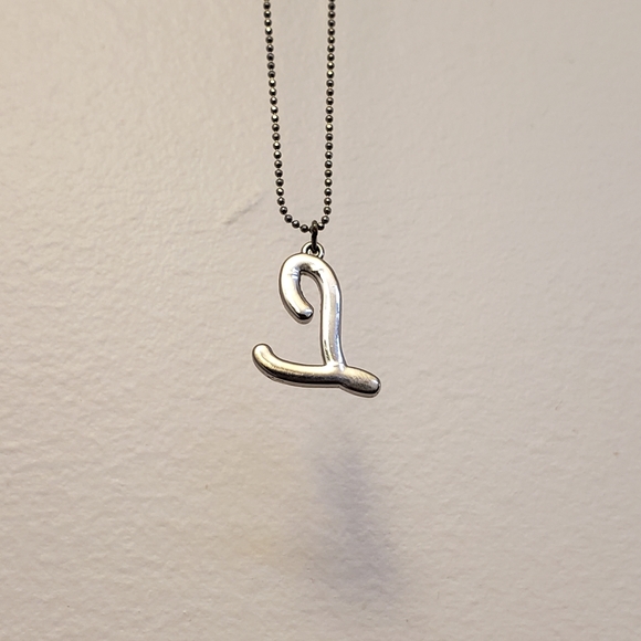 "L" initial rhinestone pendant. NY & Company, EUC - Picture 4 of 11